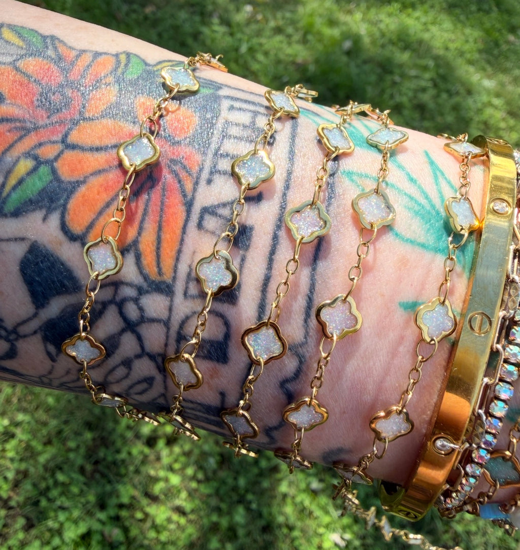 Moonstone Glow Iridescent 1–3 Clover Chain