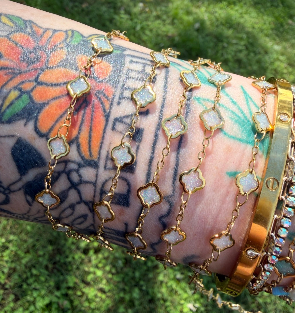 Moonstone Glow Iridescent 1–3 Clover Chain