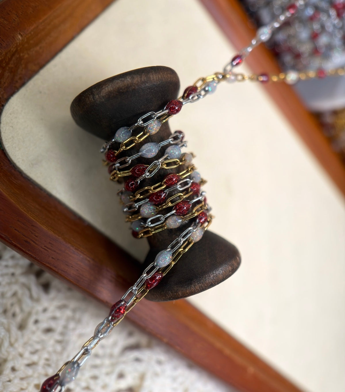 Candy Cane Lane – Red & White Sunburst Chain