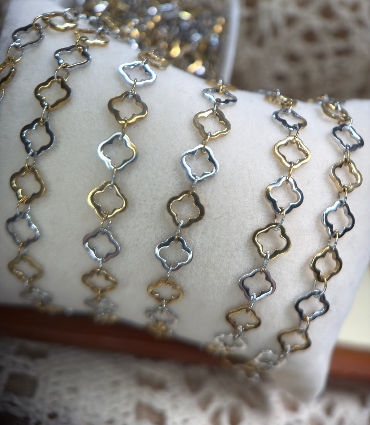 🍀 Double the Luck Two-Tone Clover Chain