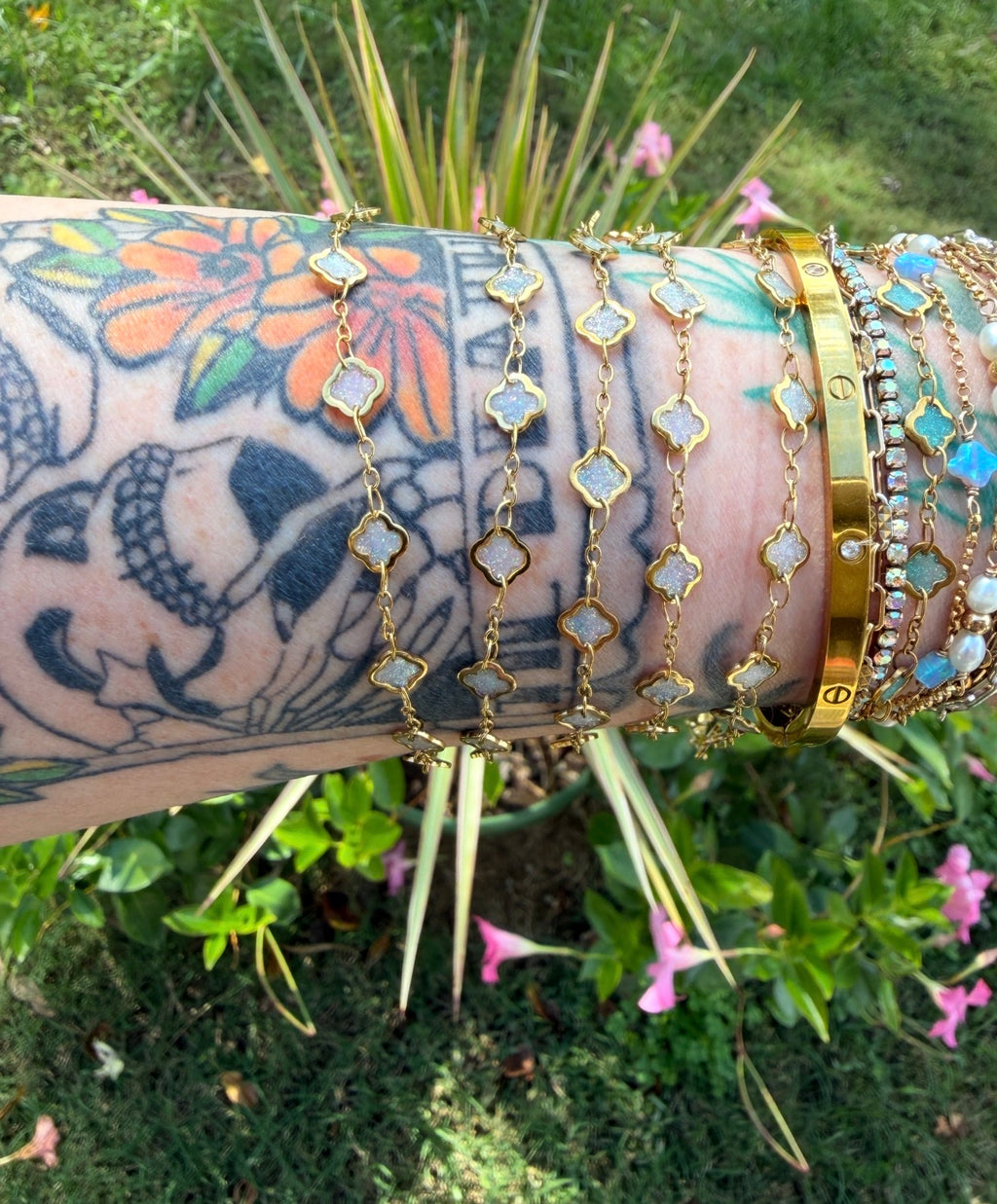 Moonstone Glow Iridescent 1–3 Clover Chain