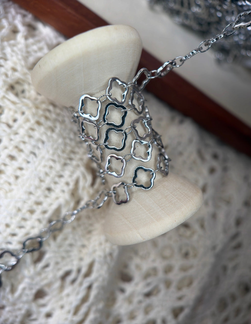 🍀 Luck in Every Link — 1:1 Clover Chain