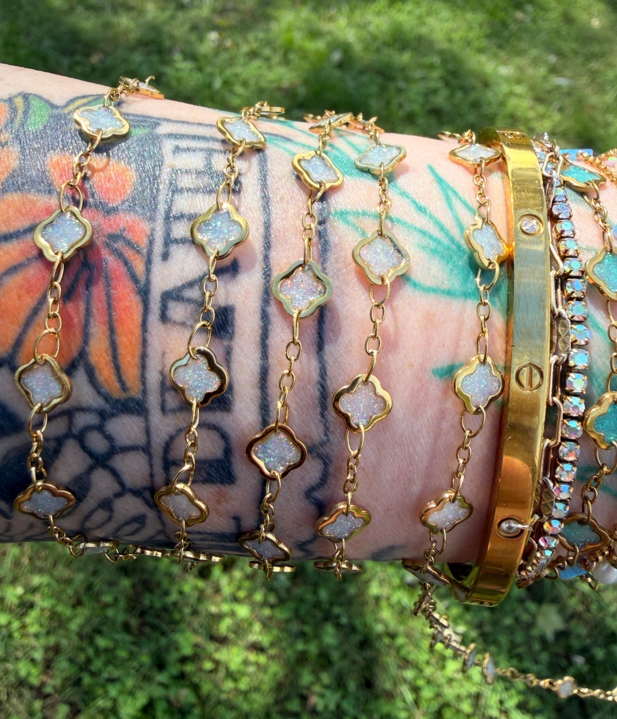 Moonstone Glow Iridescent 1–3 Clover Chain