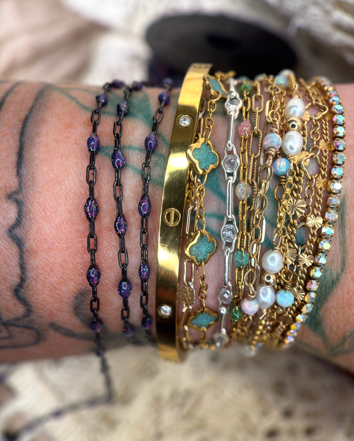 Beyond the Stars: Black Sunburst Galaxy Chain