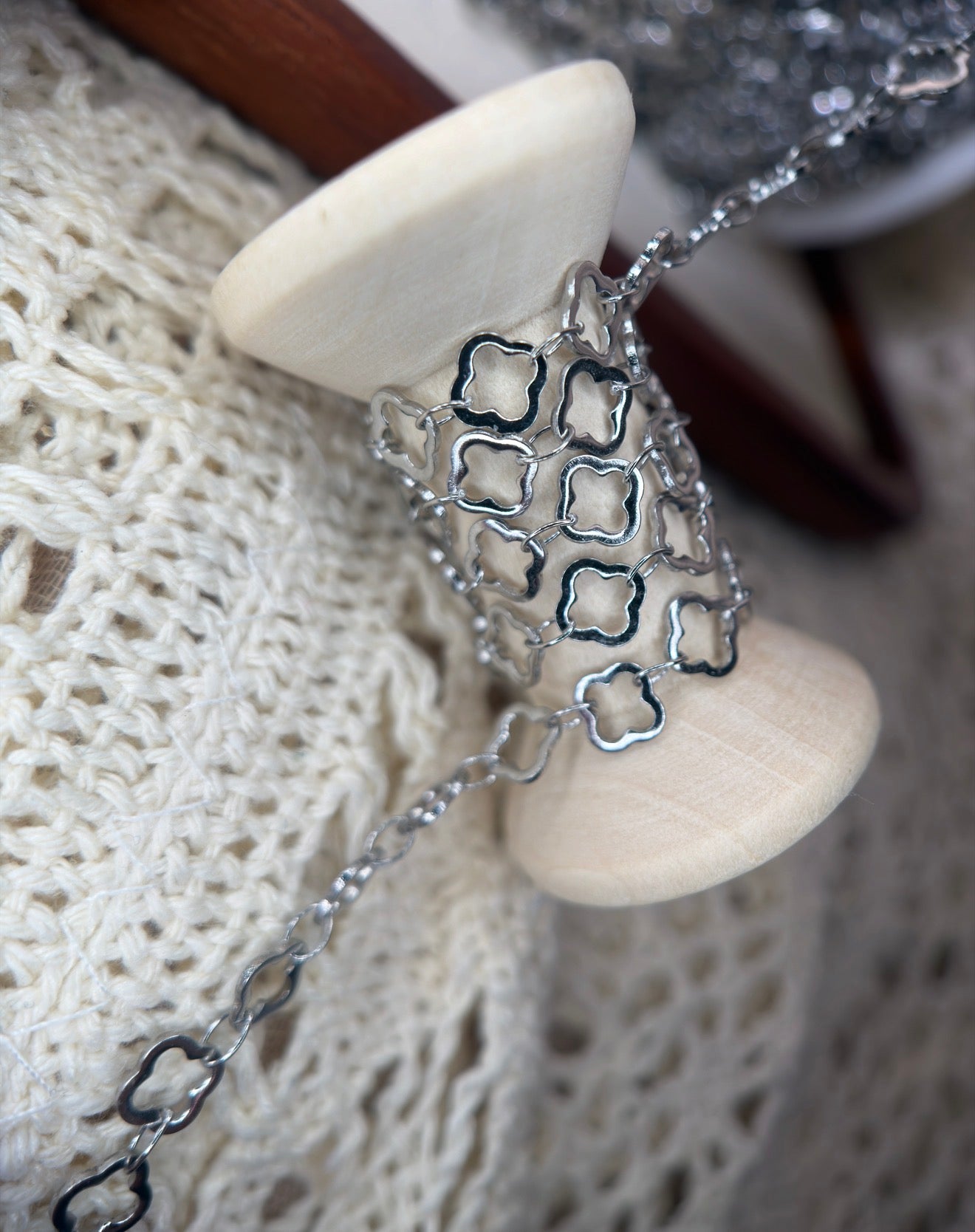 🍀 Luck in Every Link — 1:1 Clover Chain