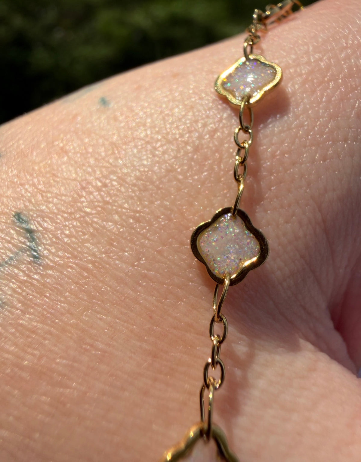 Moonstone Glow Iridescent 1–3 Clover Chain