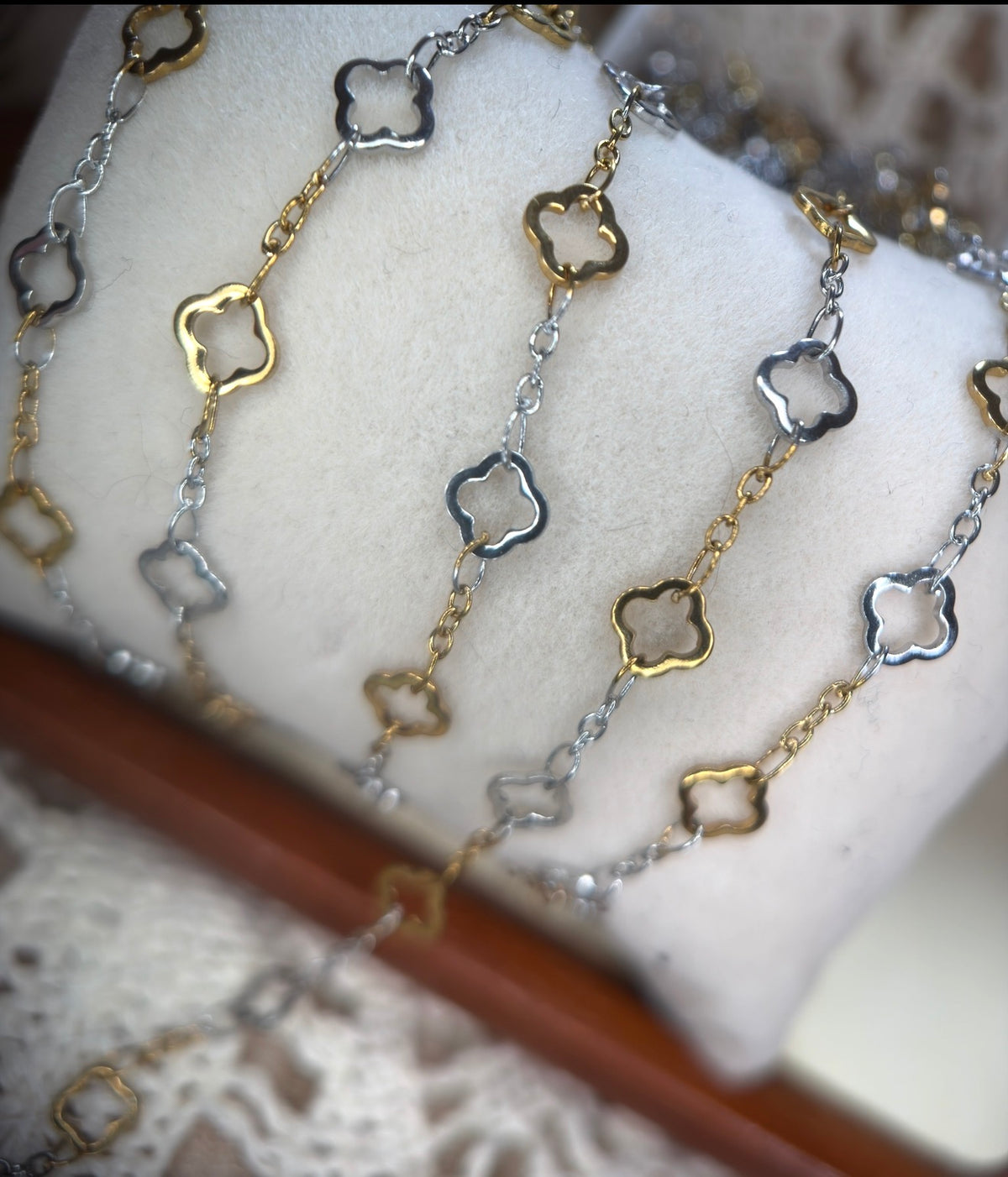 🍀 Double the Luck Two-Tone Clover Chain