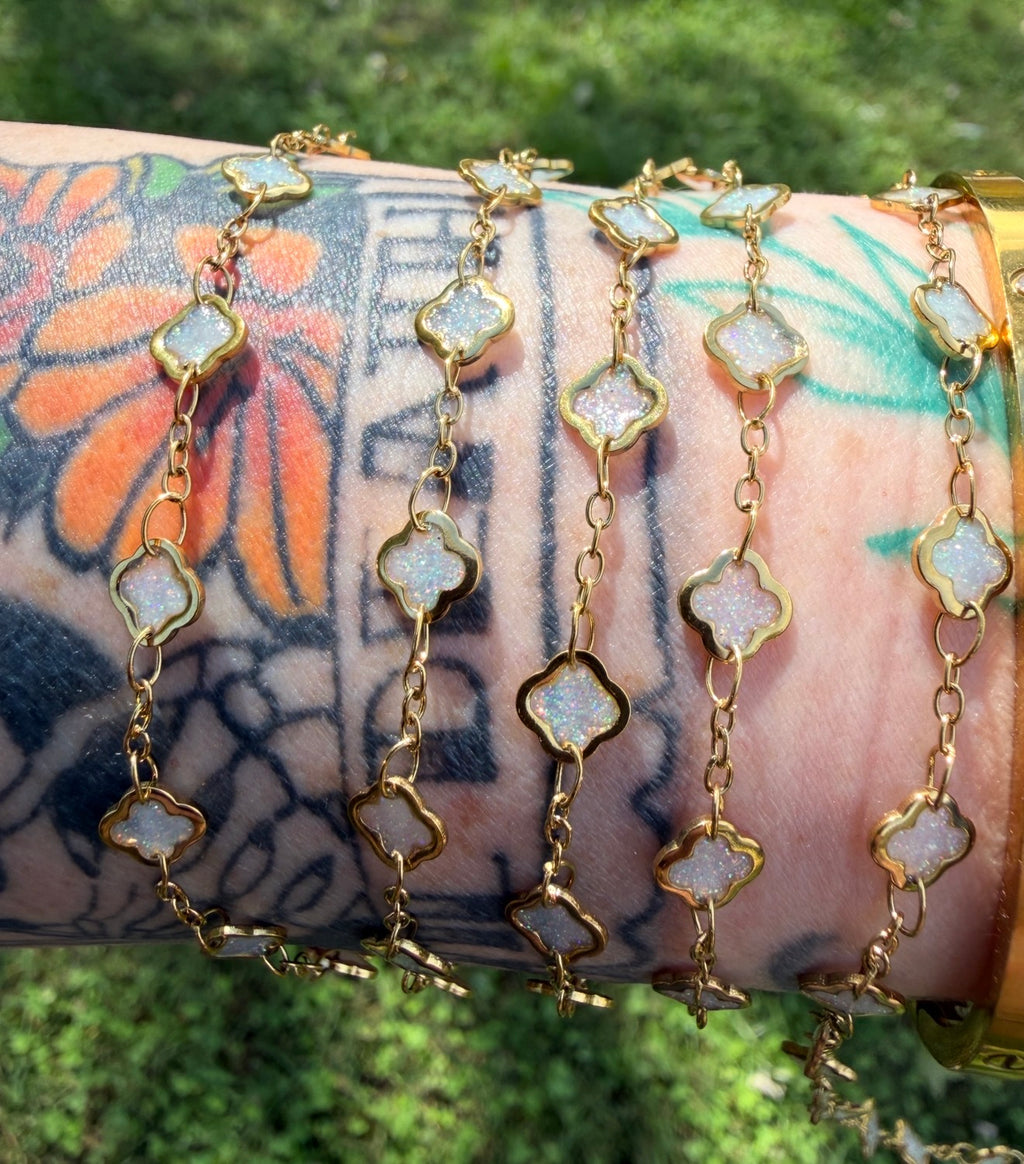 Moonstone Glow Iridescent 1–3 Clover Chain