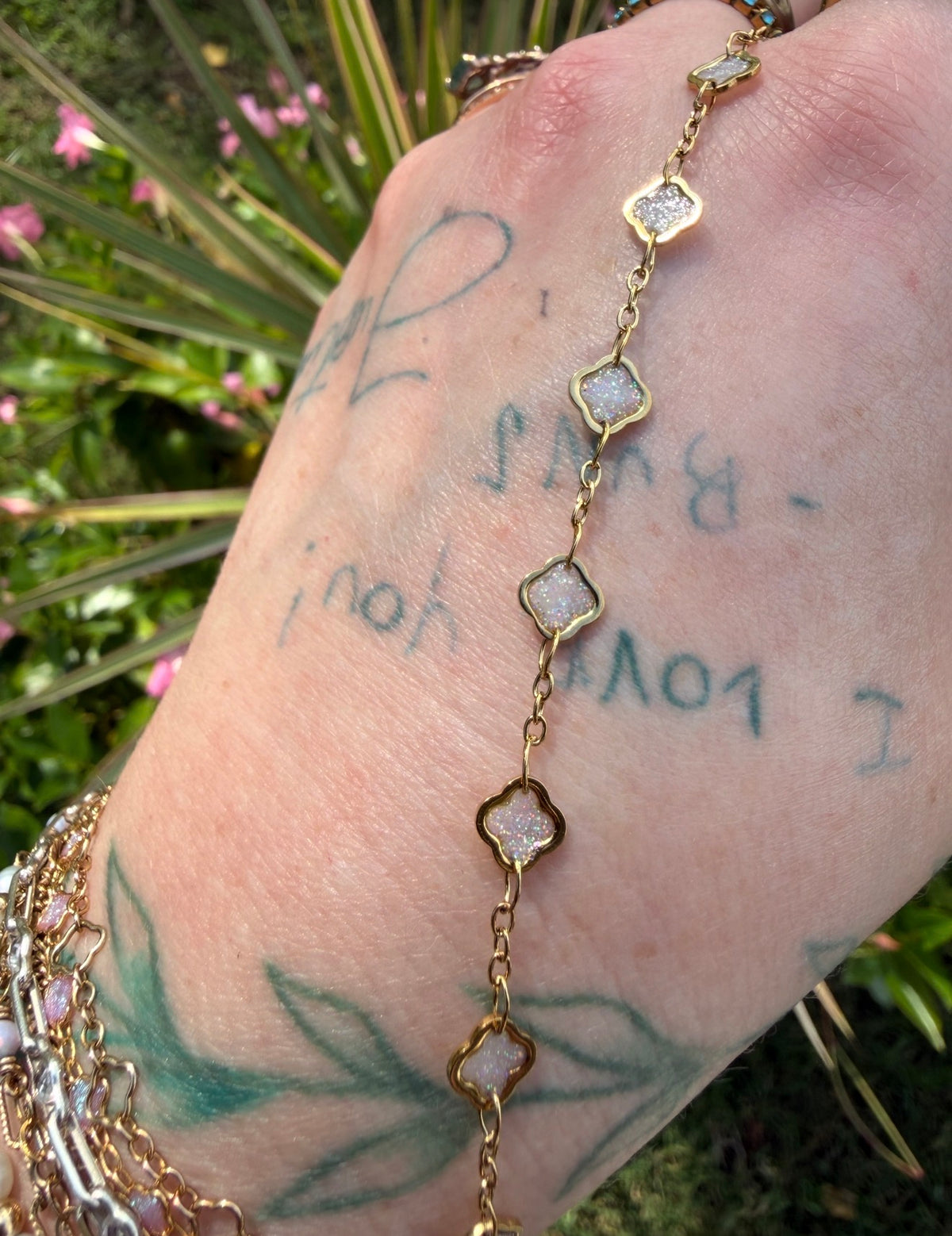 Moonstone Glow Iridescent 1–3 Clover Chain