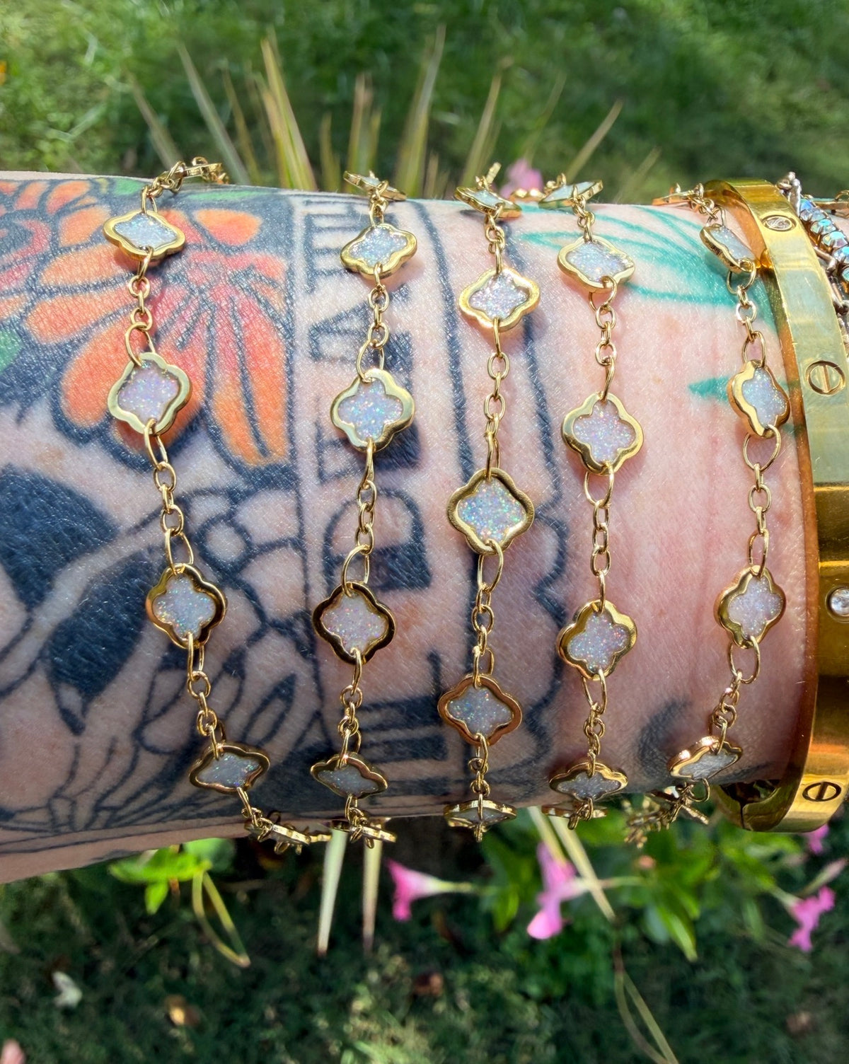 Moonstone Glow Iridescent 1–3 Clover Chain