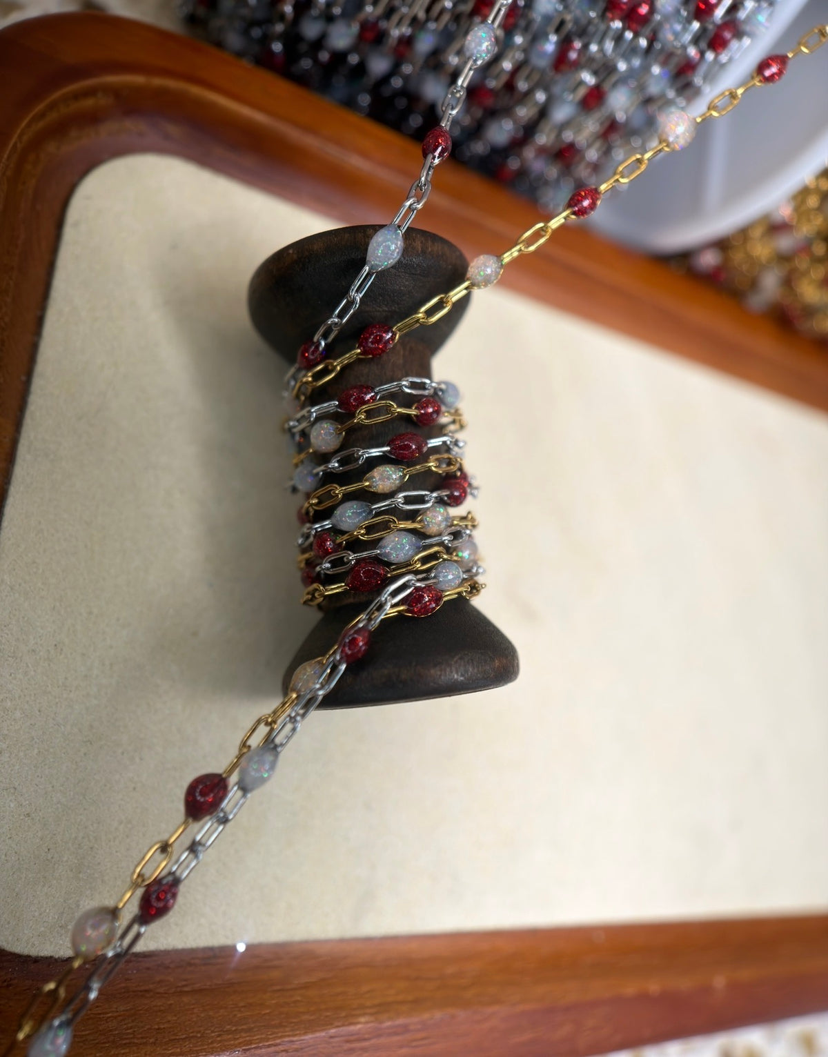 Candy Cane Lane – Red & White Sunburst Chain