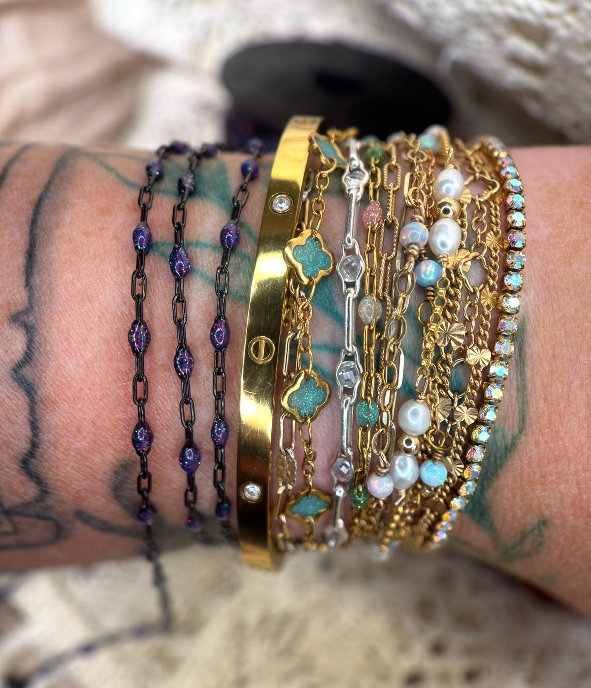 Beyond the Stars: Black Sunburst Galaxy Chain