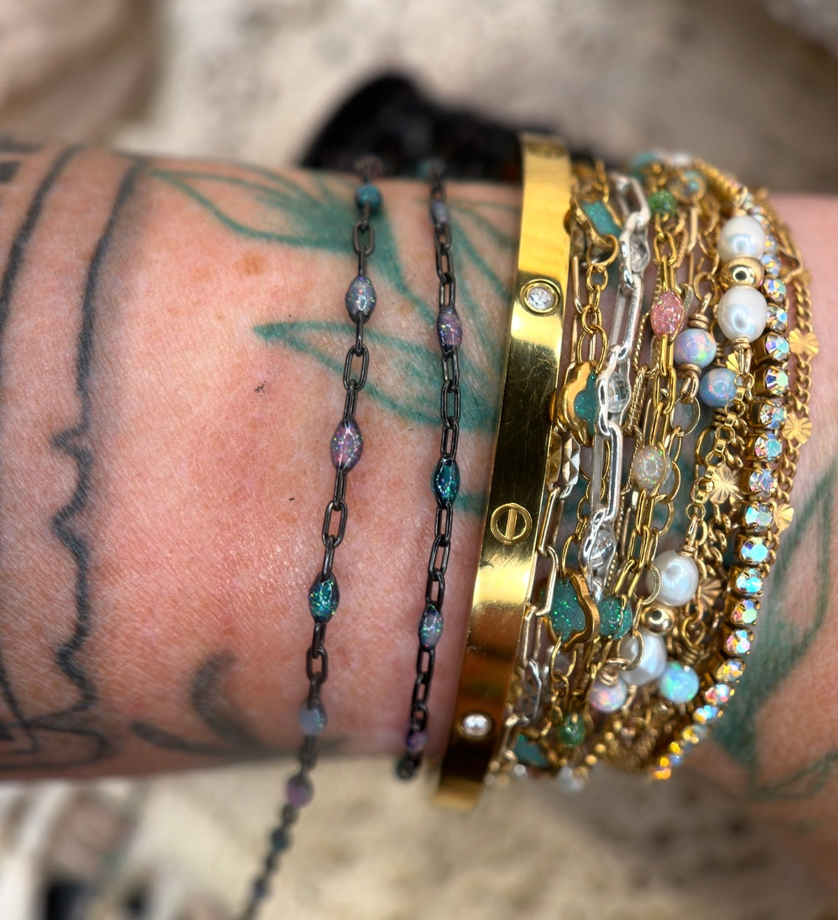 Beyond the Stars: Black Sunburst Galaxy Chain