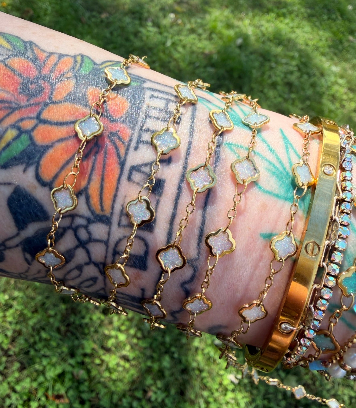 Moonstone Glow Iridescent 1–3 Clover Chain