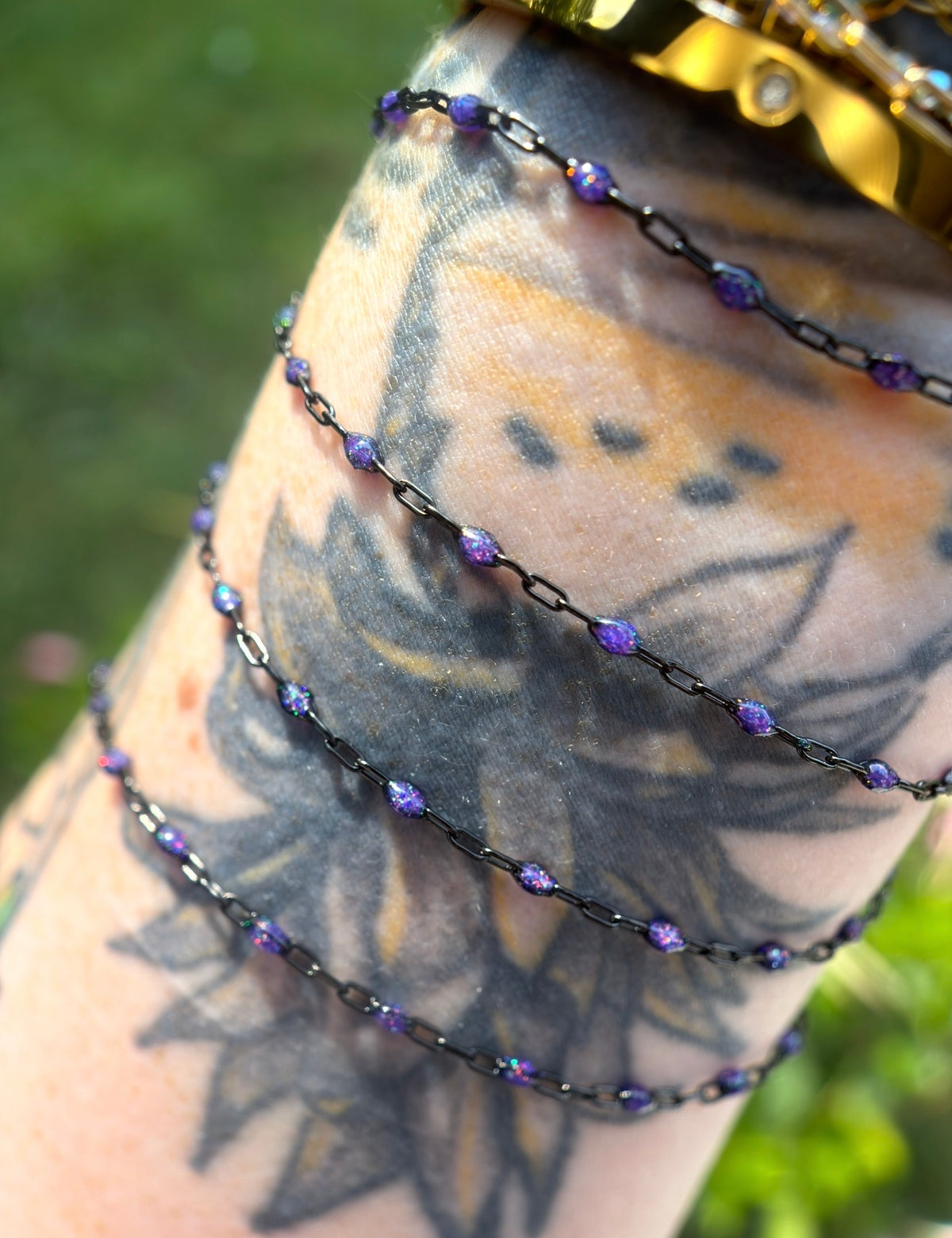 Beyond the Stars: Black Sunburst Galaxy Chain
