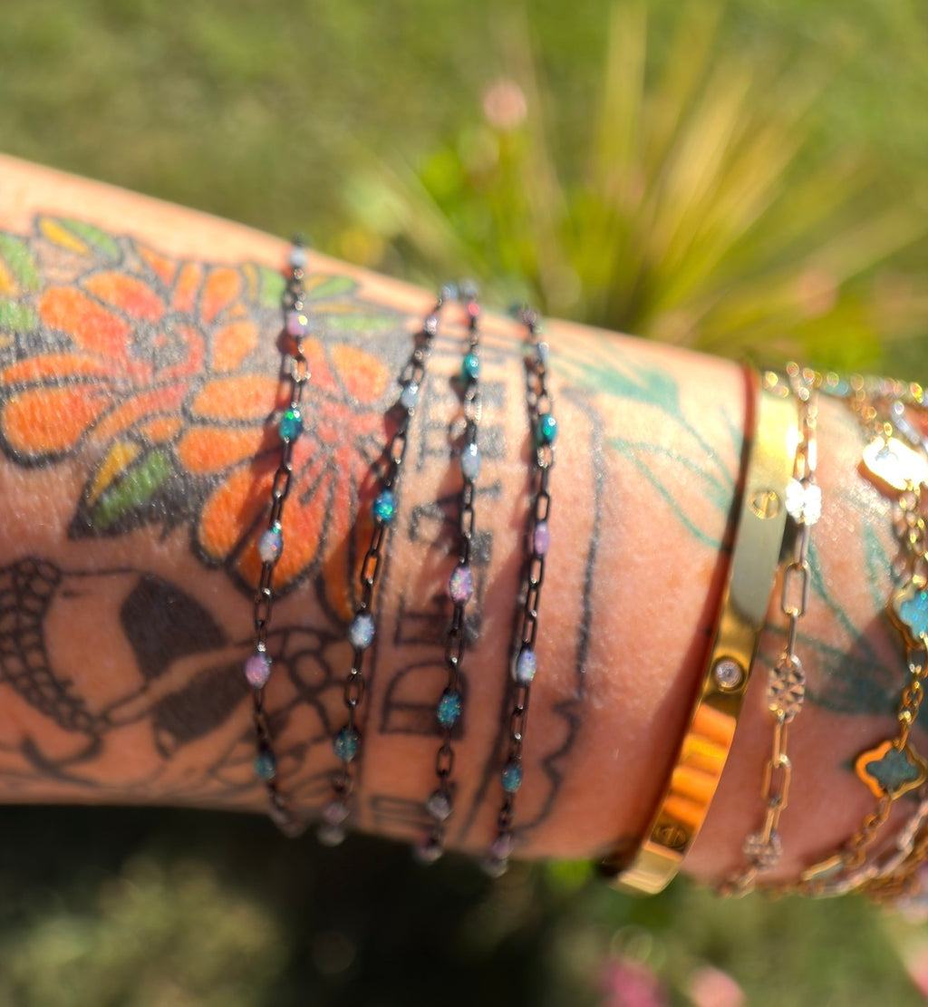 Beyond the Stars: Black Sunburst Galaxy Chain