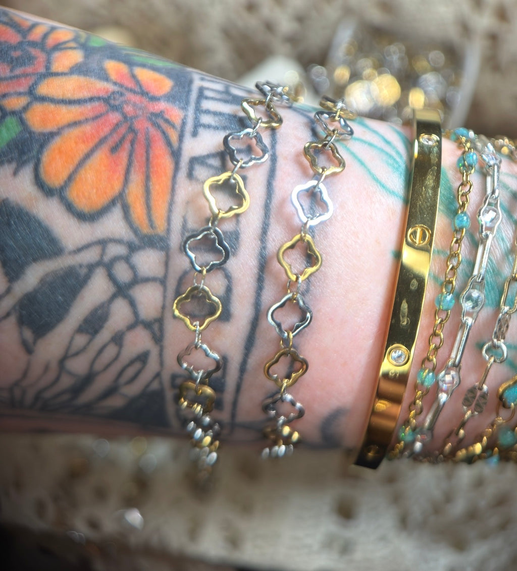 🍀 Double the Luck Two-Tone Clover Chain